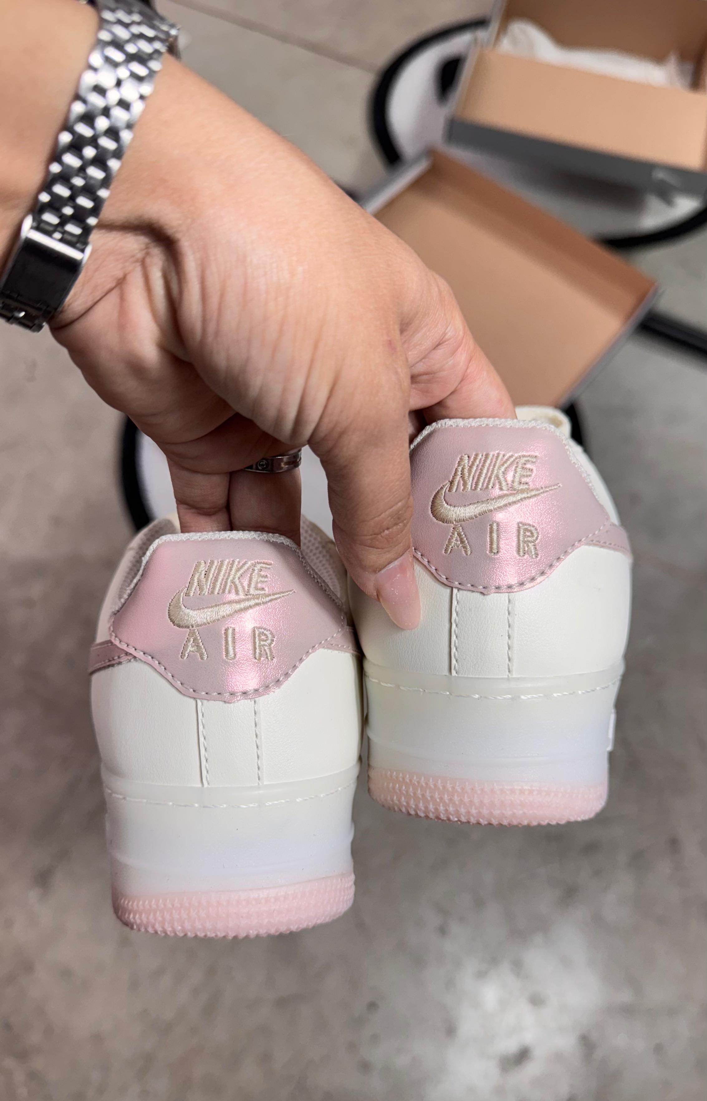 Nike Air Force 1 Branco e Rosa