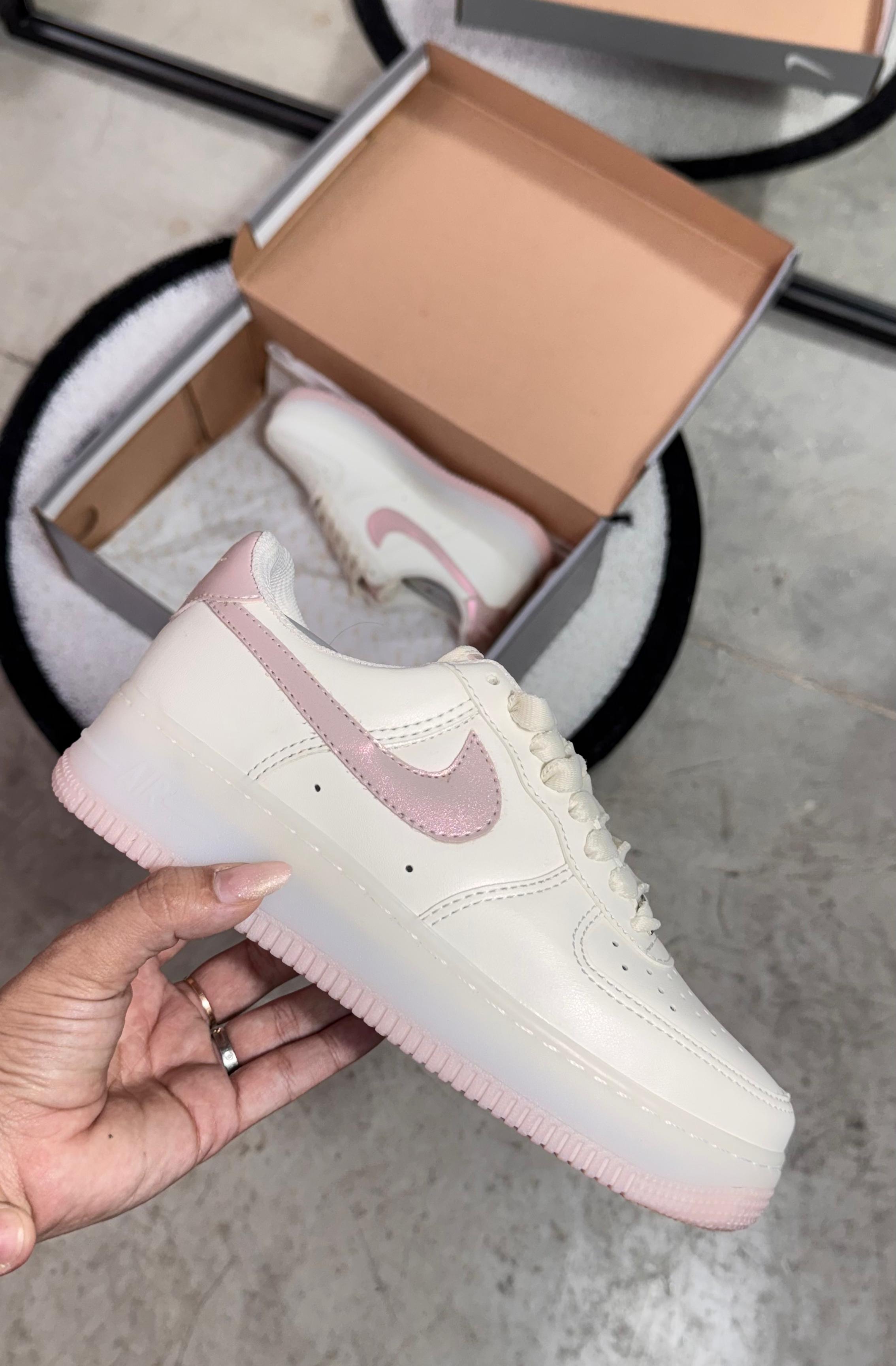 Nike Air Force 1 Branco e Rosa