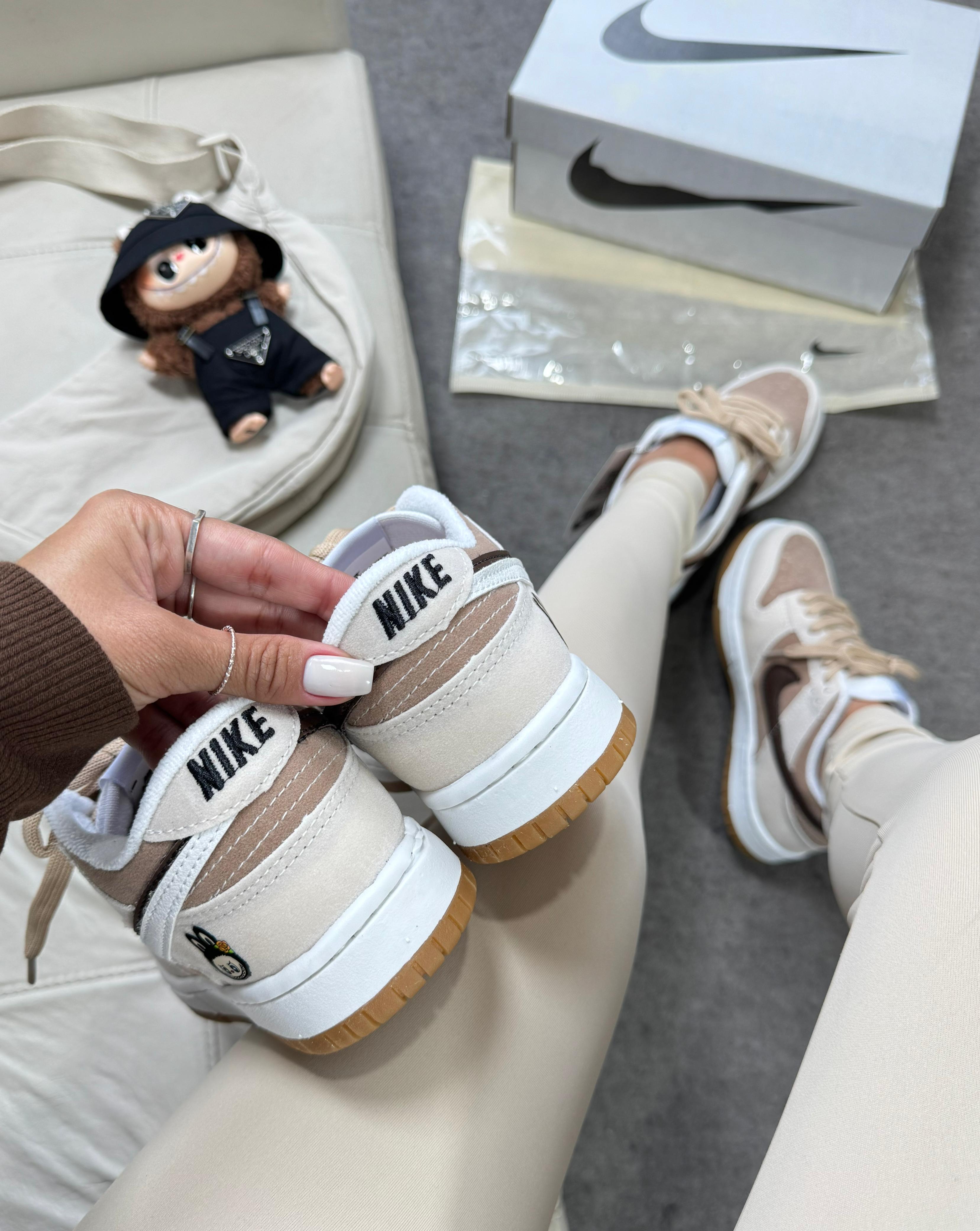 Nike Sb Labubu Marrom e Branco