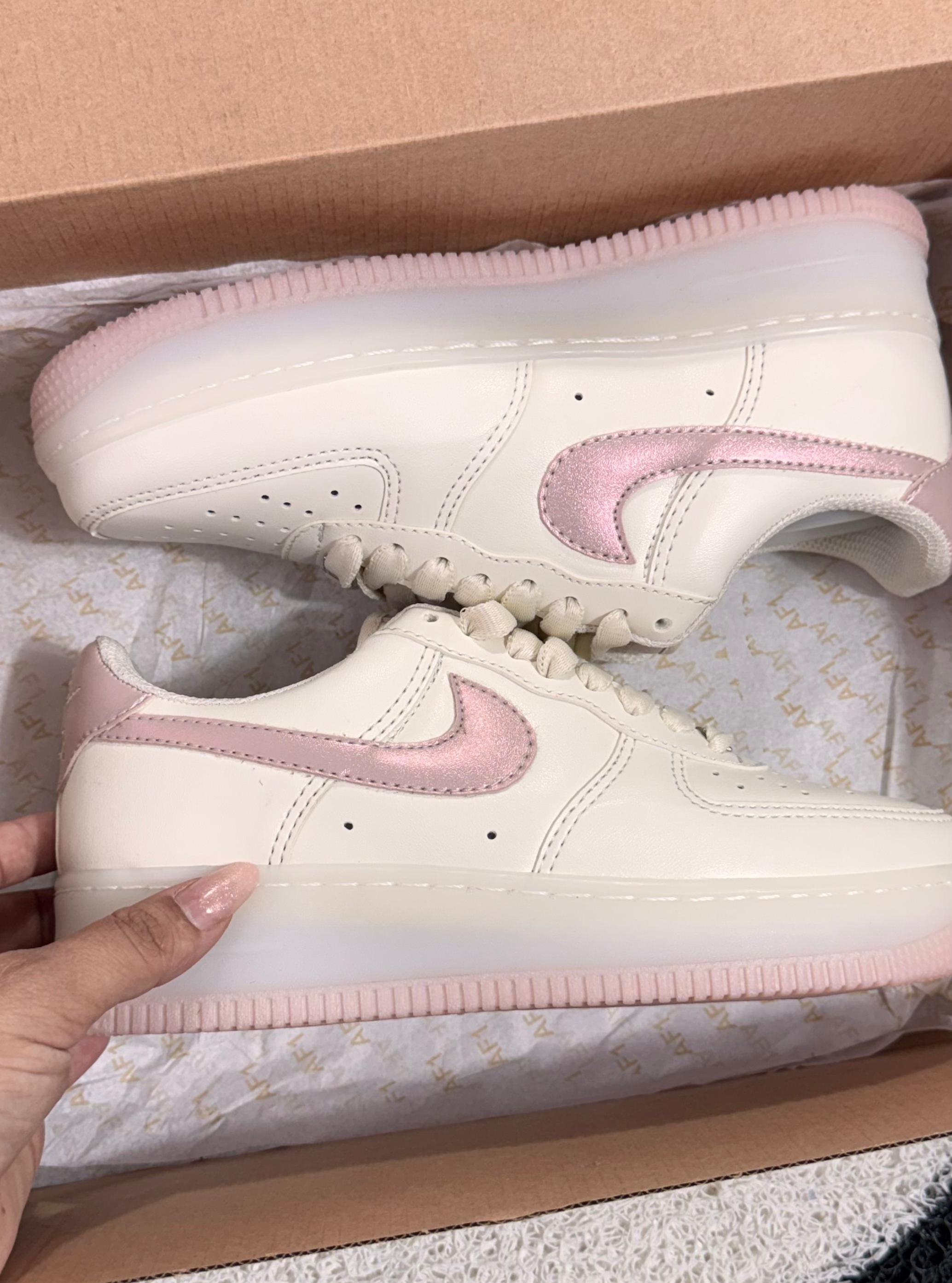 Nike Air Force 1 Branco e Rosa