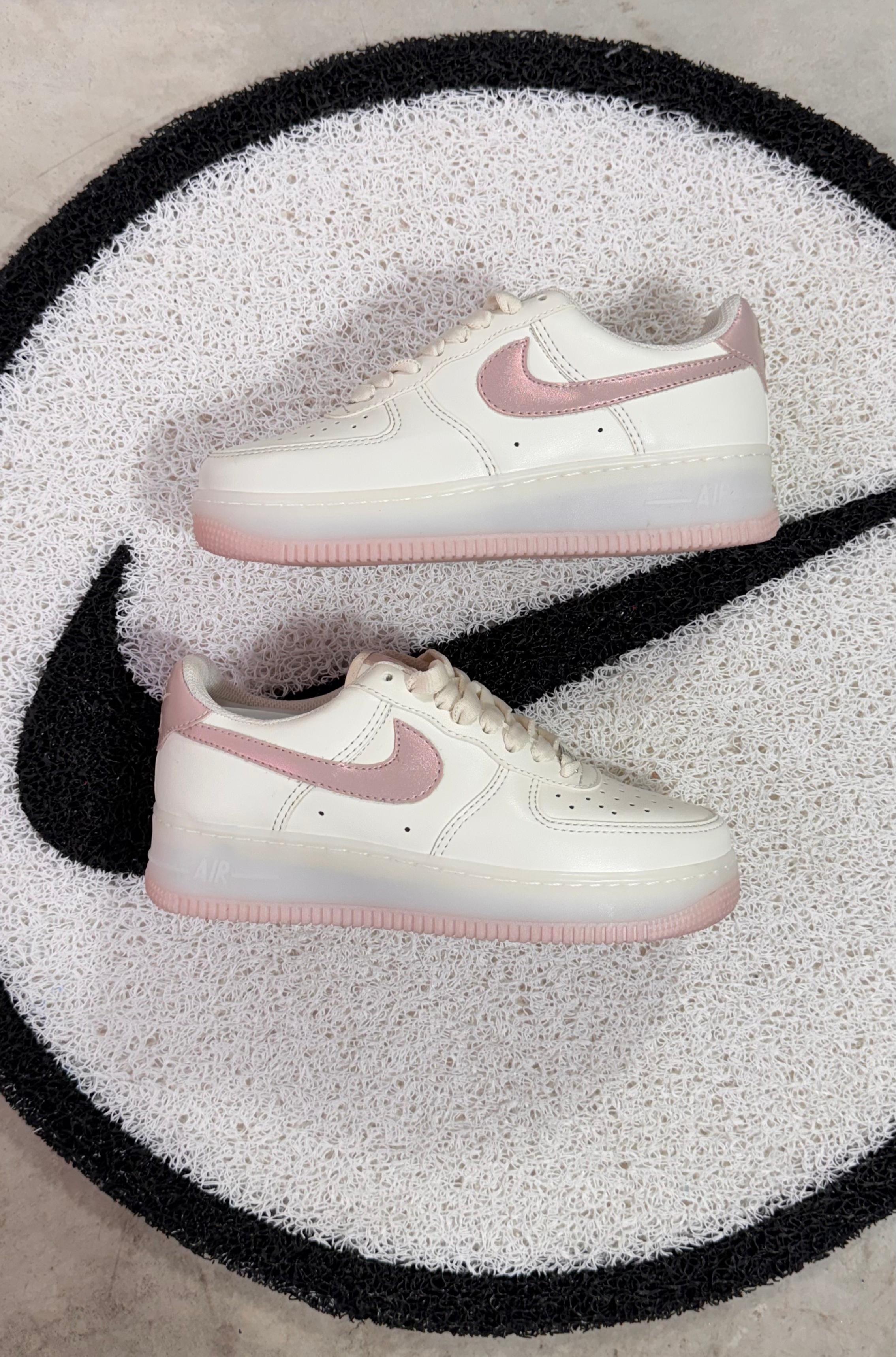 Nike Air Force 1 Branco e Rosa